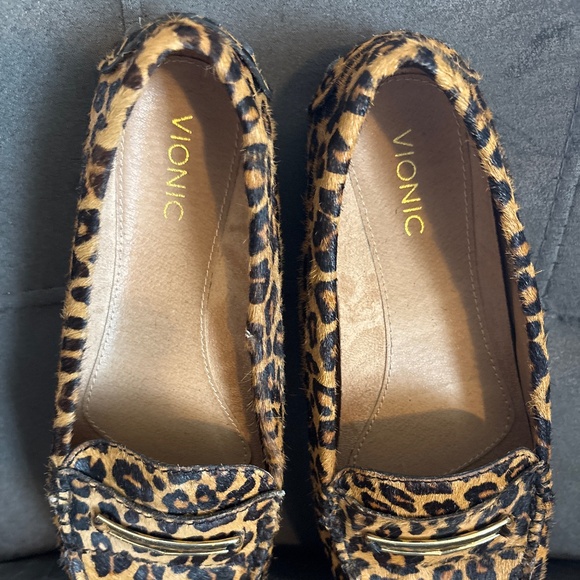 NWOT Vionic Leopard Print Calf Hair Loafers Size 7 M - Picture 2 of 7